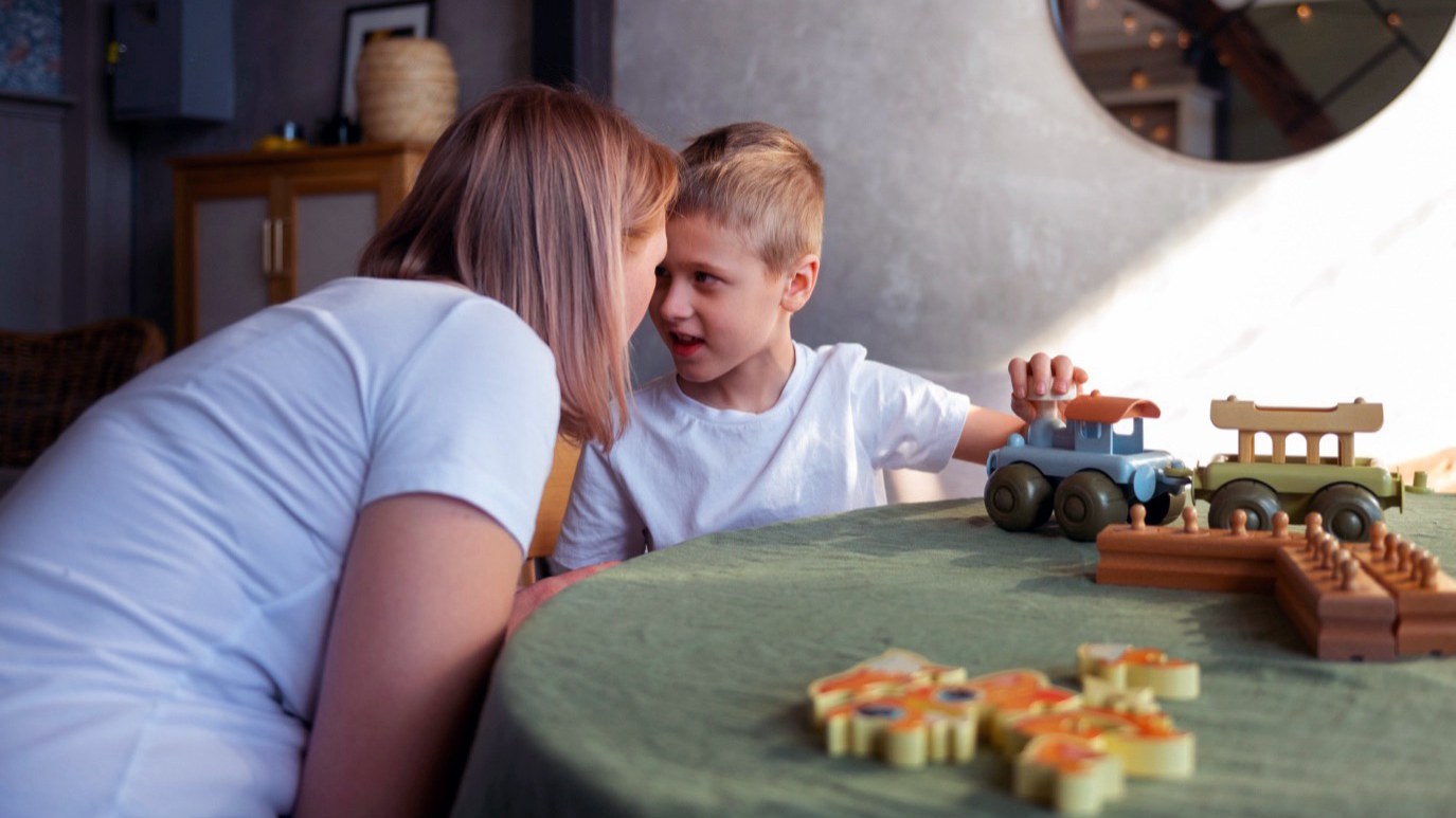 Eine Mutter spielt mit ihrem kleinen Jungen