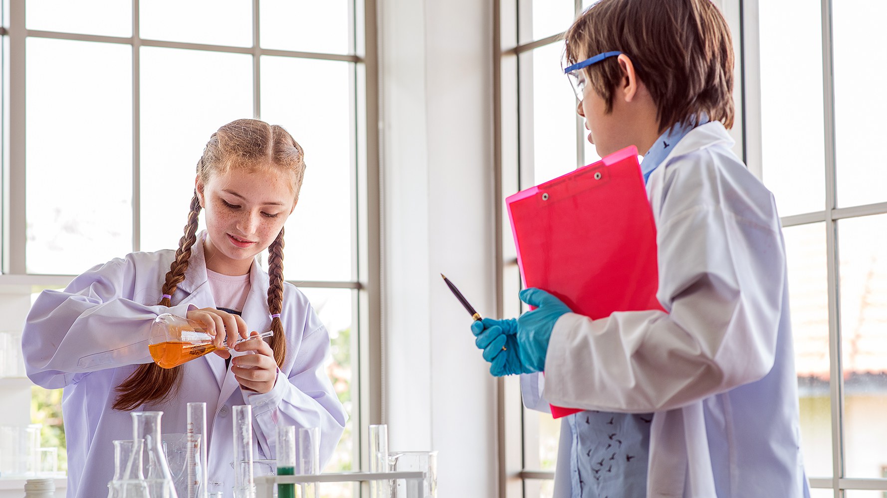 Ein Mädchen und ein Junge forschen zu Chemie