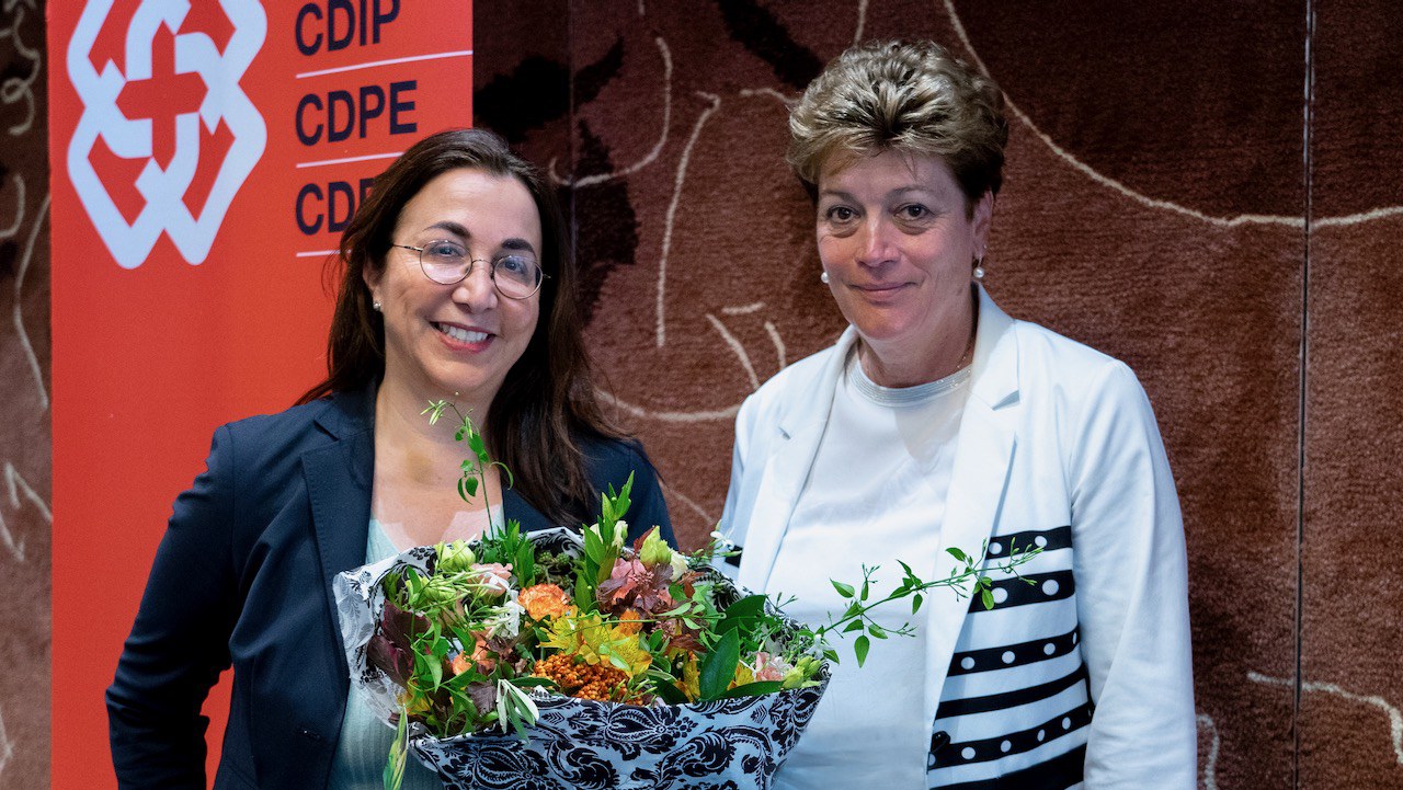 Image de la conseillère d’État Cesla Amarelle, vice-présidente de la CDIP, avec la conseillère d’État Silvia Steiner, présidente de la CDIP