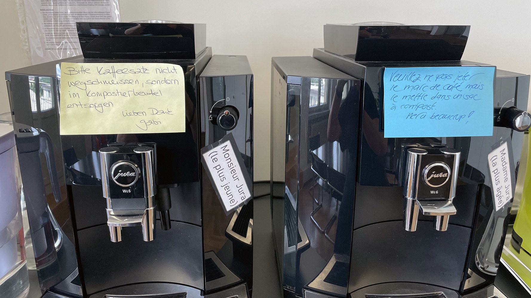 Deux post-its sur une machine à café